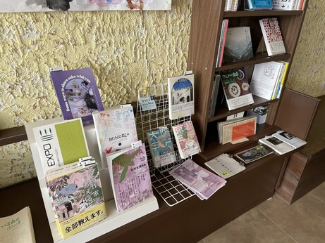 『SF作家はこう考える』『ミノリト』『川柳エキスポ』などが並ぶだんだんダンボール