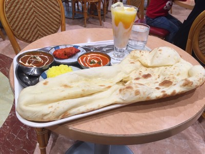 カレー2種とナン、タンドリーチキン、サフランライス